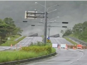 影／花蓮馬太鞍溪堰塞湖溢流，瞬間衝垮馬太鞍溪橋、光復鄉大半市區淹掉！宛如海嘯居民驚恐：家都沒了